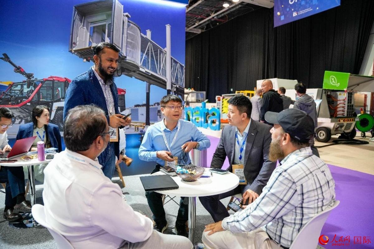 中外商家在交流。人民網塔里克·易卜拉欣攝