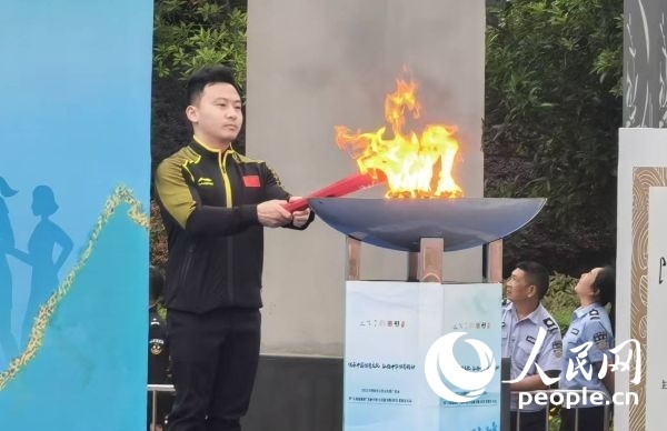 在活動開幕式上，馮喆點燃火炬。人民網(wǎng)記者 楊磊攝