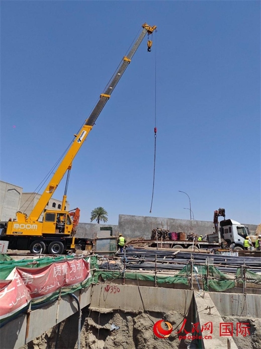 工人在進(jìn)行五號(hào)隧道施工。人民網(wǎng)記者管克江攝