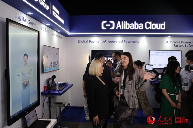 當(dāng)?shù)孛襟w在2025迪拜金融科技峰會的一家中資企業(yè)展廳采訪,張志文攝