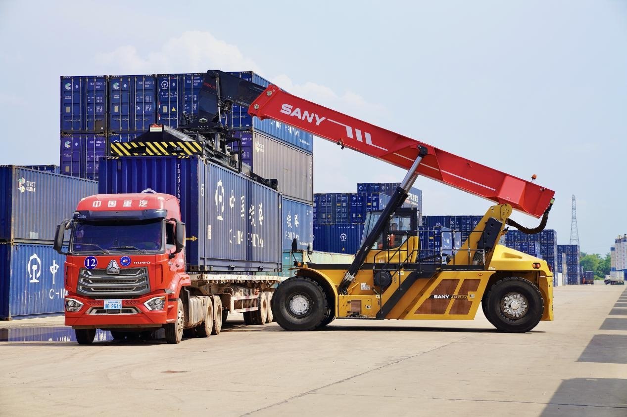 在中老鐵路萬象南鐵路貨運(yùn)口岸站，起重機(jī)正在吊裝集裝箱。劉瑩嘉攝