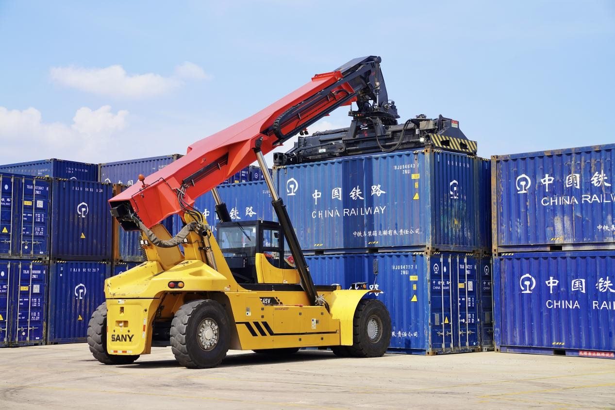 在中老鐵路萬象南鐵路貨運(yùn)口岸站，起重機(jī)正在吊裝集裝箱。劉瑩嘉攝