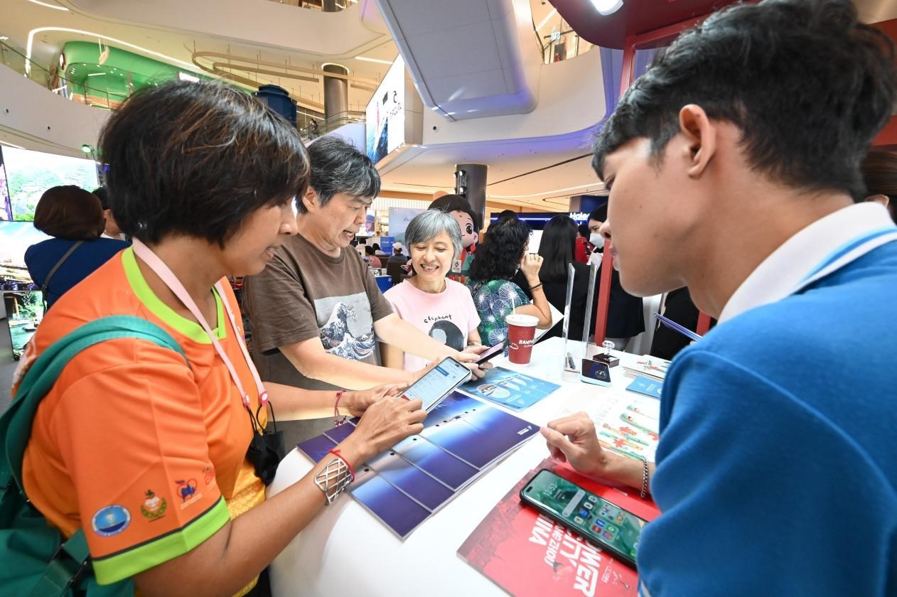 游客在航空公司展臺(tái)前了解機(jī)票優(yōu)惠活動(dòng)。主辦方供圖
