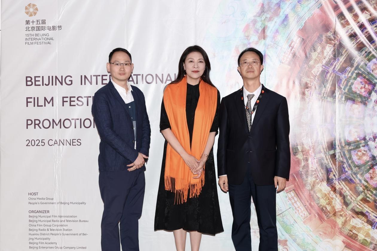 余俊生（右一）與《走走停?！穼?dǎo)演龍飛（左一）、演員岳紅（左二）合影。主辦方供圖