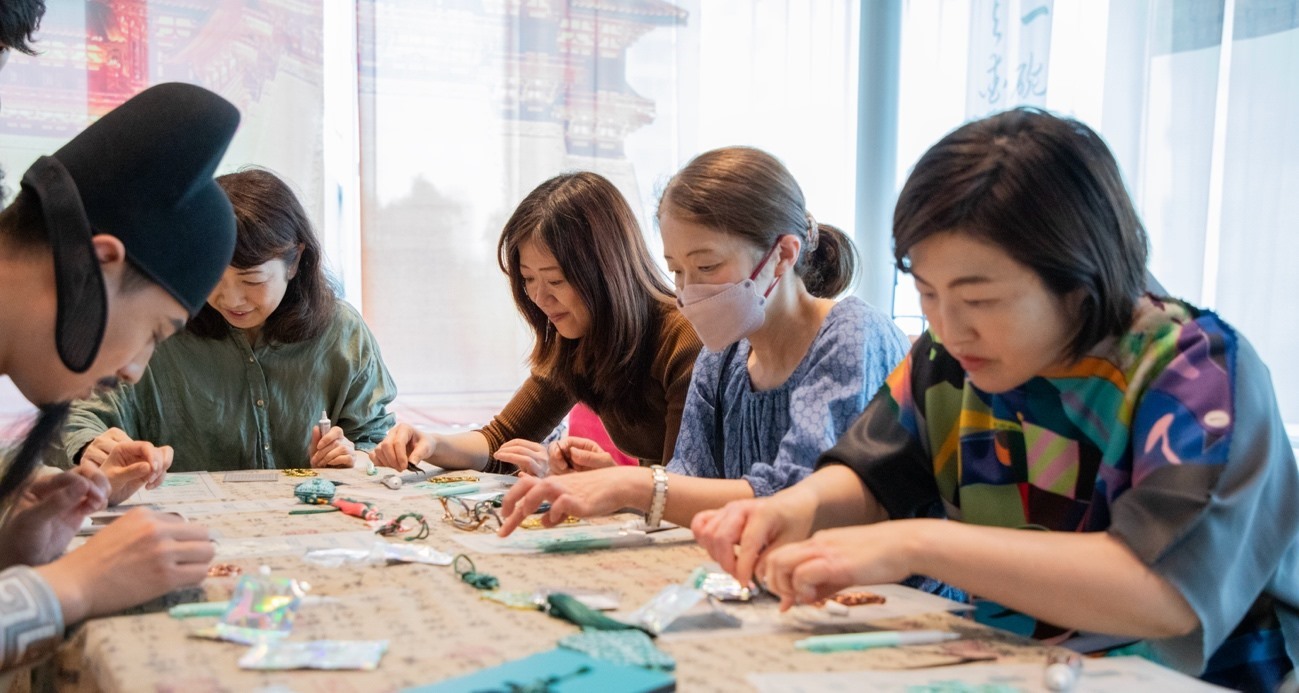 客人體驗制作綠松石銅牌。中國駐大阪旅游辦事處供圖