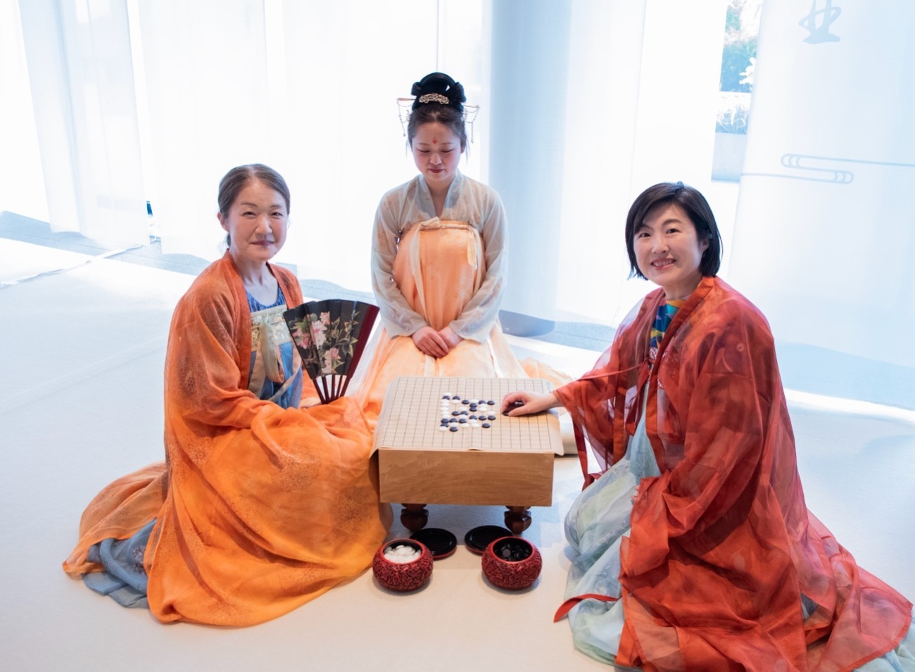 日本客人體驗漢服。中國駐大阪旅游辦事處供圖