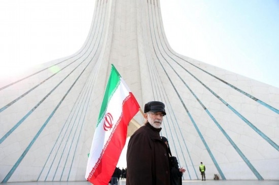 2月10日，在伊朗首都德黑蘭阿扎迪廣場(chǎng)，民眾參加紀(jì)念伊朗伊斯蘭革命勝利46周年集會(huì)。新華社記者沙達(dá)提攝