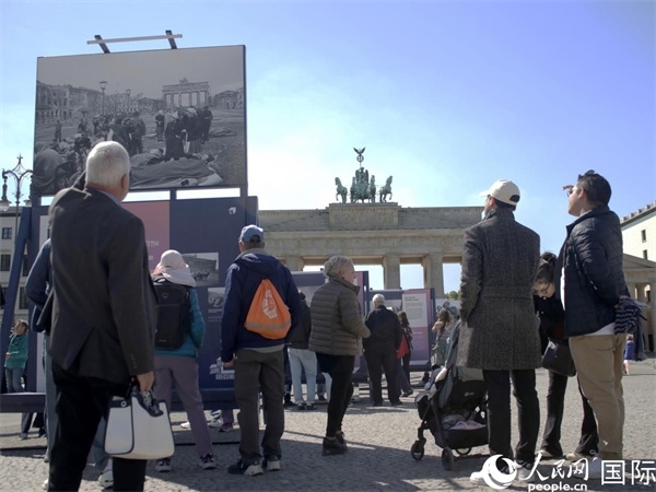 圖為勃蘭登堡門(mén)前，市民們?cè)趨⒂^歷史圖片展。人民網(wǎng) 肖晶攝