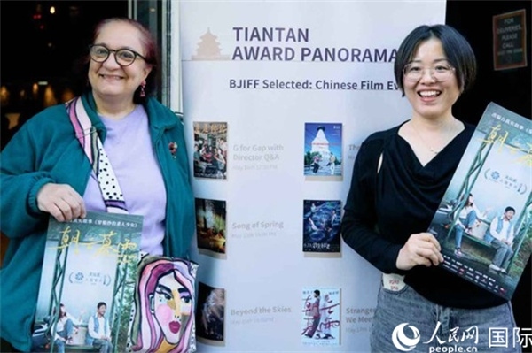 《朝云暮雨》放映前，觀眾前同主辦方互動(dòng)。楊浩鵬攝