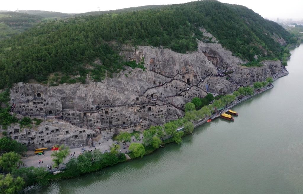 這是近日拍攝的洛陽(yáng)龍門(mén)石窟（無(wú)人機(jī)照片）。新華社記者 李嘉南 攝