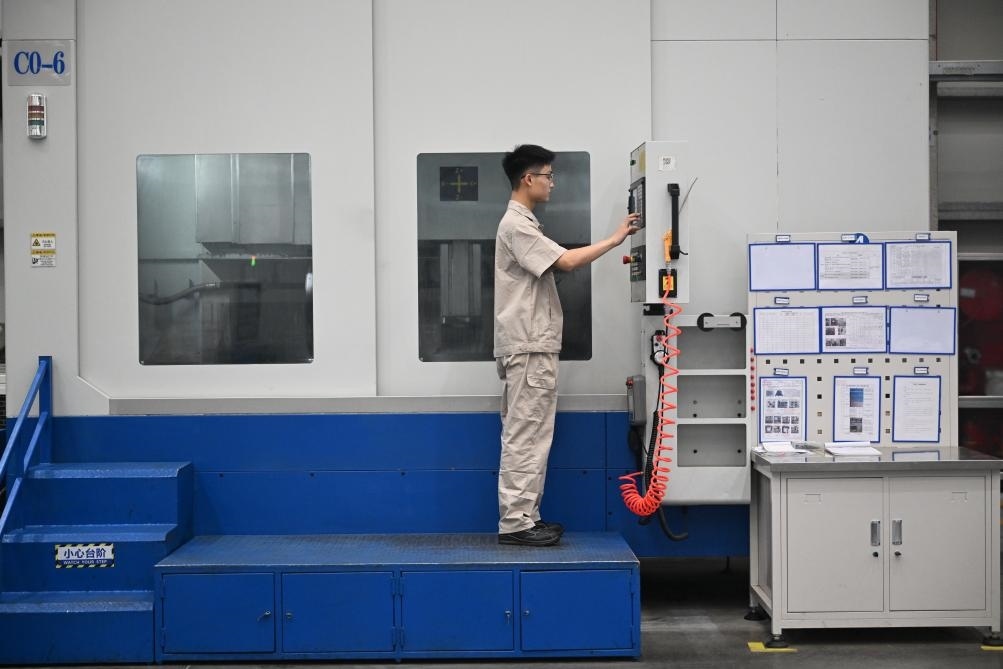 近日，工人在洛陽軸承集團股份有限公司的智能生產(chǎn)線上作業(yè)。新華社記者 李嘉南 攝