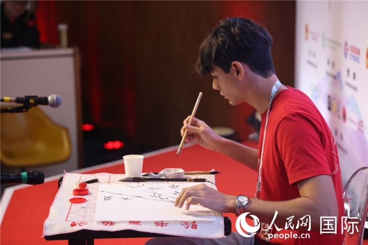 2025年“漢語橋”巴西賽區(qū)決賽的“才藝展示”環(huán)節(jié)，一名參賽者正在繪畫。人民網(wǎng)記者 時元皓攝