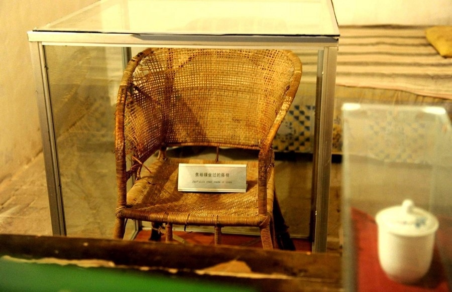 這是在河南省蘭考縣焦裕祿同志紀(jì)念館內(nèi)拍攝的焦裕祿曾用過的藤椅（2014年5月5日攝）。新華社記者 朱祥 攝