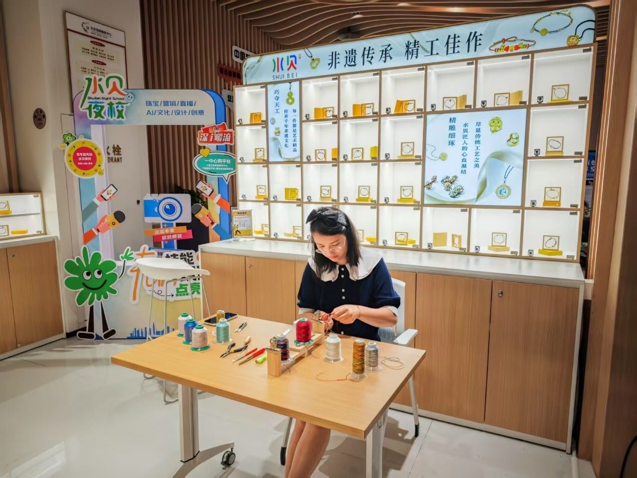 水貝夜校學員正在展示手工編繩過程。人民網(wǎng) 肖聰聰攝