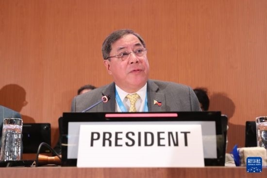 5月20日，在瑞士日內(nèi)瓦，第78屆世界衛(wèi)生大會主席赫爾博薩宣布審議通過“大流行協(xié)定”。新華社記者 杜哲宇 攝