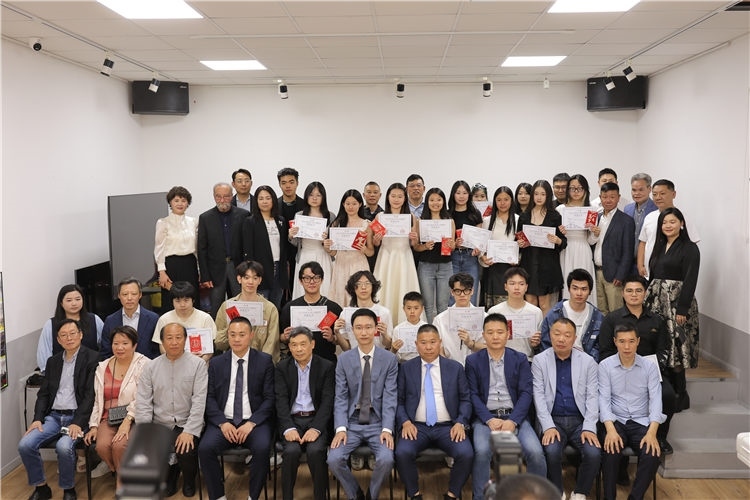 獲獎者與主辦方合影。主辦方供圖