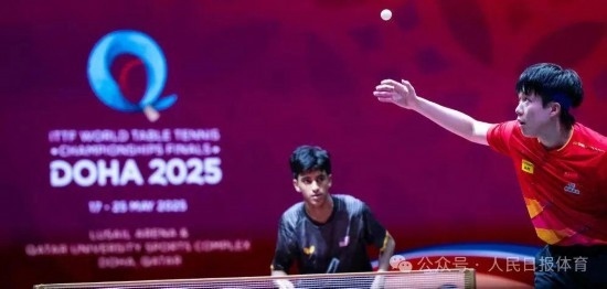 5月17日，王楚欽在比賽中發(fā)球。