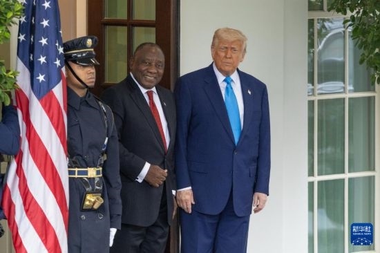 5月21日，美國(guó)總統(tǒng)特朗普（右）在華盛頓白宮迎接到訪的南非總統(tǒng)拉馬福薩（中）。新華社記者 胡友松 攝