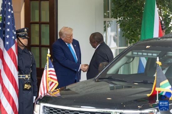 5月21日，美國(guó)總統(tǒng)特朗普（左二）在華盛頓白宮迎接到訪的南非總統(tǒng)拉馬福薩。新華社記者 胡友松 攝
