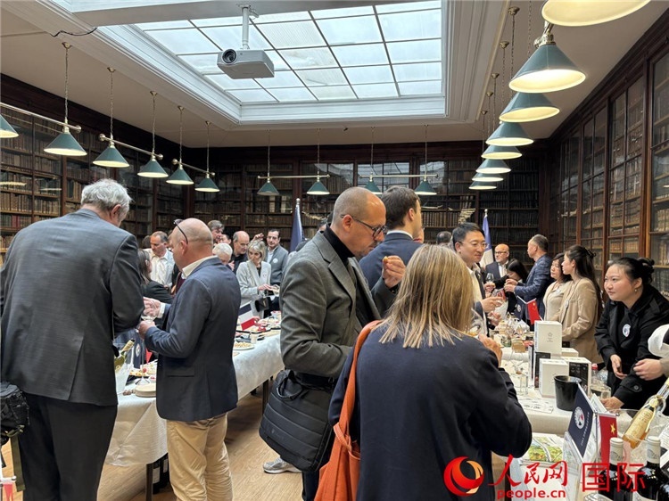 FIWA大獎(jiǎng)賽獲獎(jiǎng)酒及農(nóng)產(chǎn)品2025專業(yè)展暨中國云南—法國巴黎特色商品推介會(huì)現(xiàn)場(chǎng)。人民網(wǎng)記者 于超凡攝