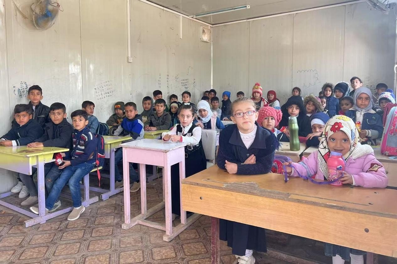 伊拉克卡爾巴拉省學(xué)生在簡易板房內(nèi)上課。中國電建供圖