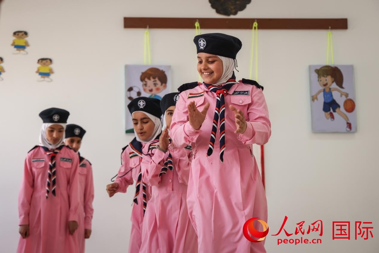 阿爾穆塔?阿里卡特國際學(xué)校的學(xué)生在展示課間活動。人民網(wǎng)記者 薛丹攝