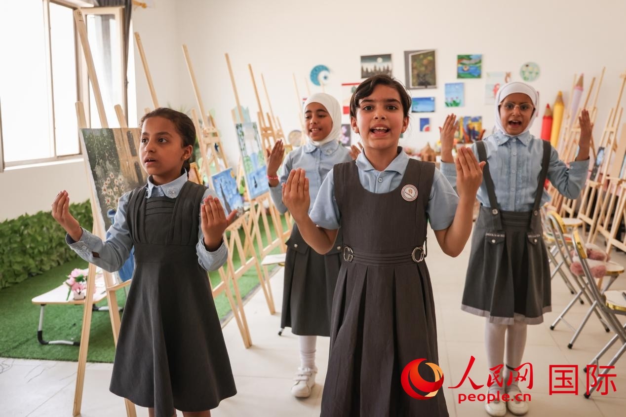 阿爾穆塔?阿里卡特國際學(xué)校的學(xué)生表演舞蹈。人民網(wǎng)記者 薛丹攝