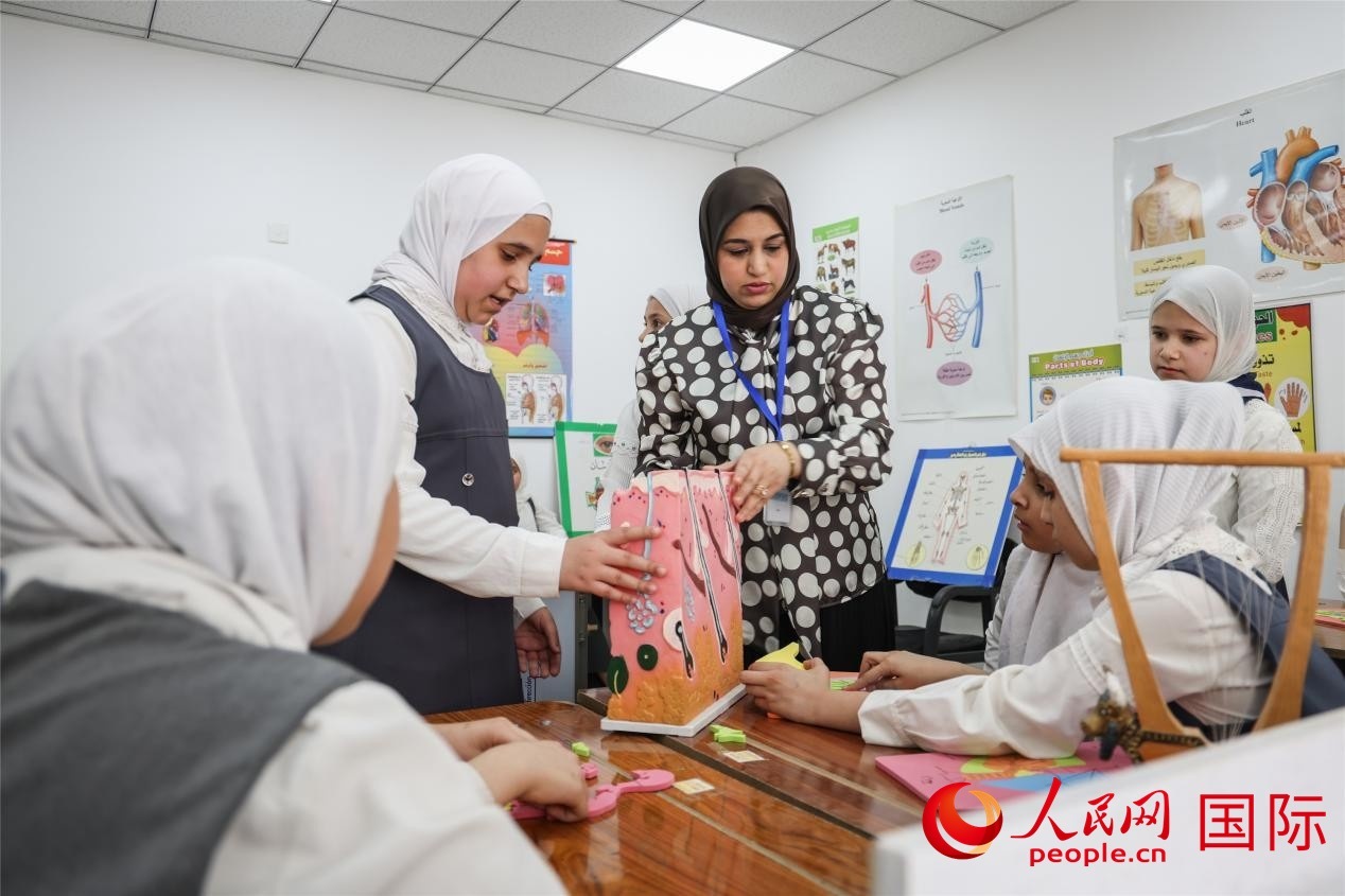 圖為阿爾·圖拉女子學(xué)校學(xué)生在上生物課。人民網(wǎng)記者 薛丹攝