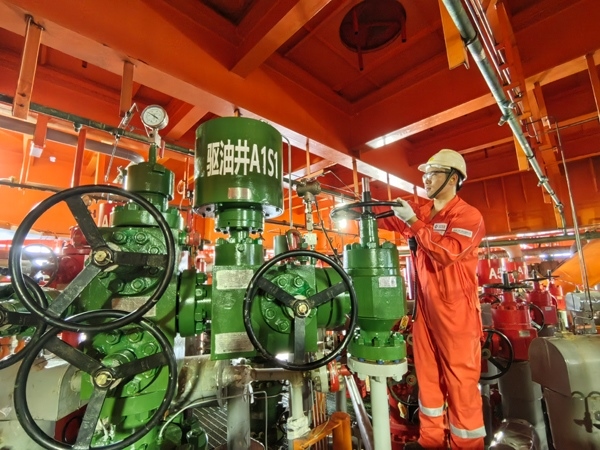 生產(chǎn)人員正在打開二氧化碳驅(qū)油井采油樹閥門。受訪者供圖