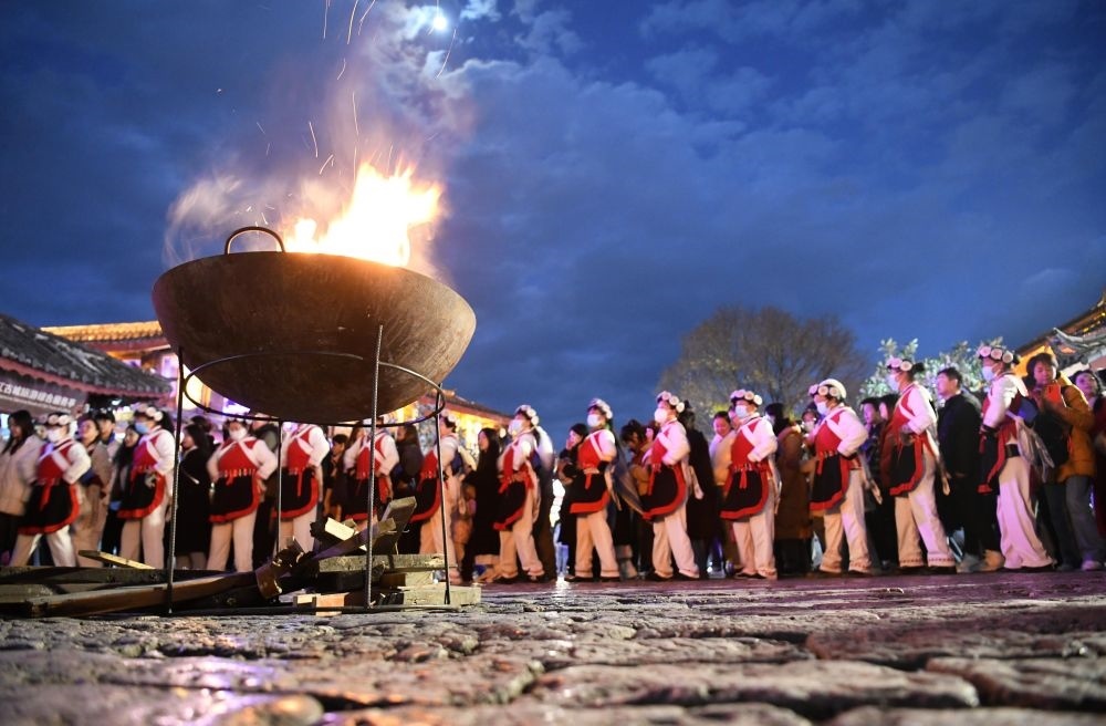 2025年1月11日，游客和居民在麗江古城打跳游玩。（趙慶祖攝）