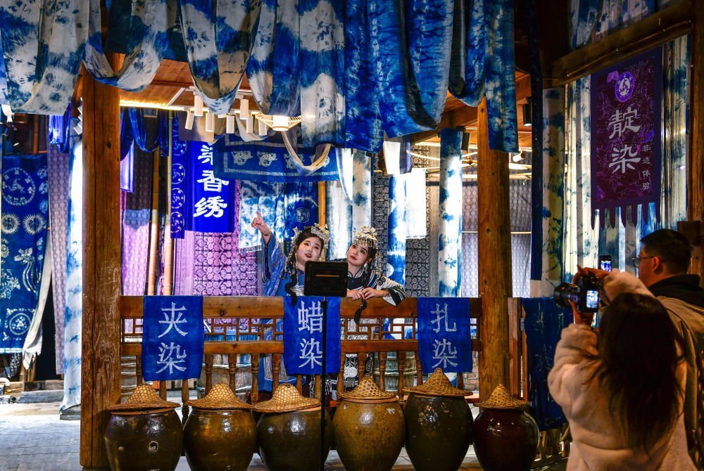 2025年3月17日，游客在貴州省黎平縣肇興侗寨里留影。新華社記者楊文斌 攝