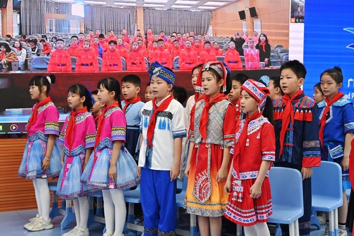 2025年3月28日，在“壯蒙一家親 共筑中國夢”手拉手主題云隊(duì)會(huì)上，廣西南寧市濱湖路小學(xué)四（1）中隊(duì)隊(duì)員通過網(wǎng)絡(luò)和內(nèi)蒙古鄂爾多斯東勝區(qū)第十二小學(xué)四（9）中隊(duì)隊(duì)員一起唱《中國少年先鋒隊(duì)隊(duì)歌》。新華社記者 周華 攝