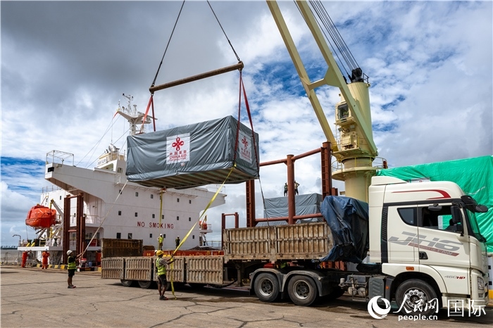 5月25日，當(dāng)?shù)毓と嗽诟劭趶呢涊喩闲遁d援緬第十五批緊急人道主義地震救災(zāi)物資。人民網(wǎng)記者謝佳君攝