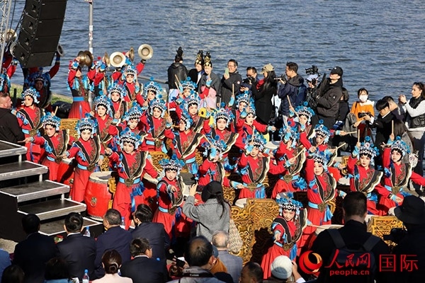 龍舟賽開幕式上，《楊家將戰(zhàn)鼓》演奏引爆全場。人民網(wǎng) 依琳攝