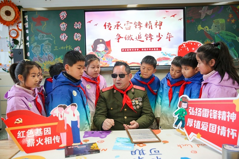 2025年3月3日，江蘇南通如皋市安定小學(xué)里，傷殘軍人許波銀在思政小課堂上向?qū)W生講述雷鋒故事。