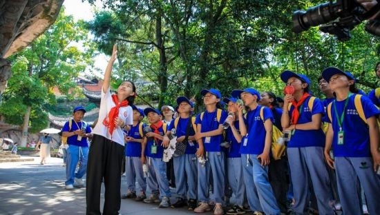 石刻小導游稅明潔為西藏小朋友志愿解說。