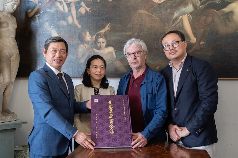 圖片說(shuō)明:捐贈(zèng)儀式現(xiàn)場(chǎng)。 張錫琪攝