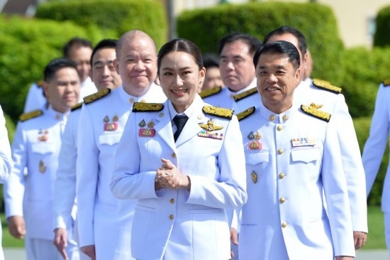 2024年9月7日，泰國(guó)總理佩通坦·欽那瓦（前中）及新一屆內(nèi)閣成員在位于首都曼谷的總理府與媒體見(jiàn)面。新華社發(fā)（拉亨攝）