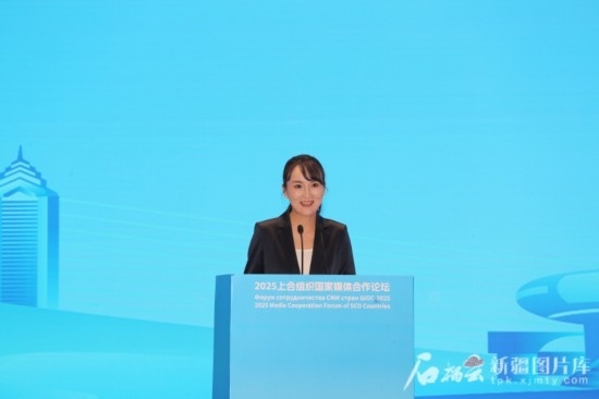 5月23日，在2025上合組織國家媒體合作論壇青年文化交流營活動中，人民日報社記者阿爾達克·塔巴拉克發(fā)言。石榴云/新疆日報記者 李雄心攝