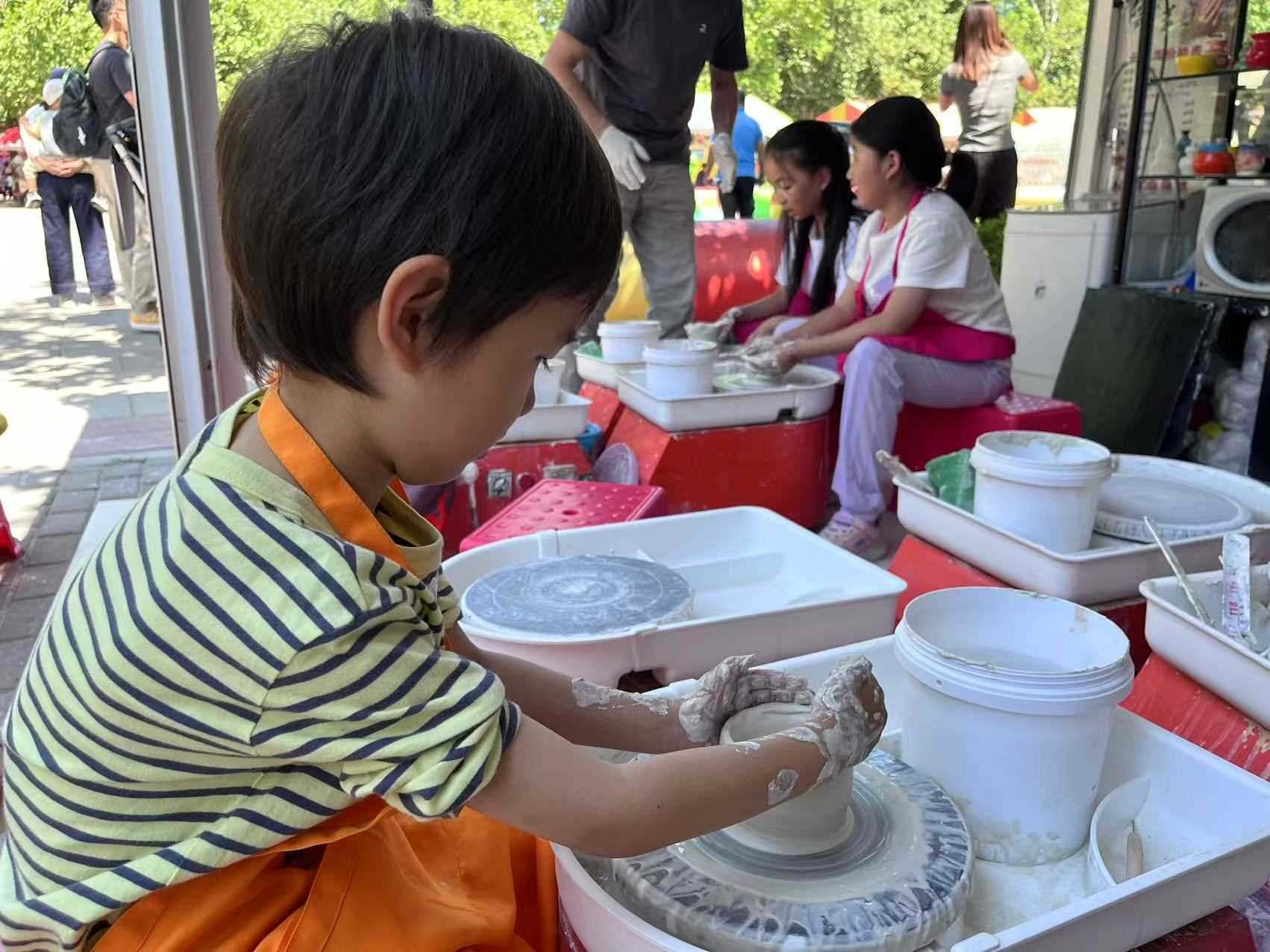 “小”游客在體驗陶藝制作。人民網(wǎng)記者 李楠樺攝