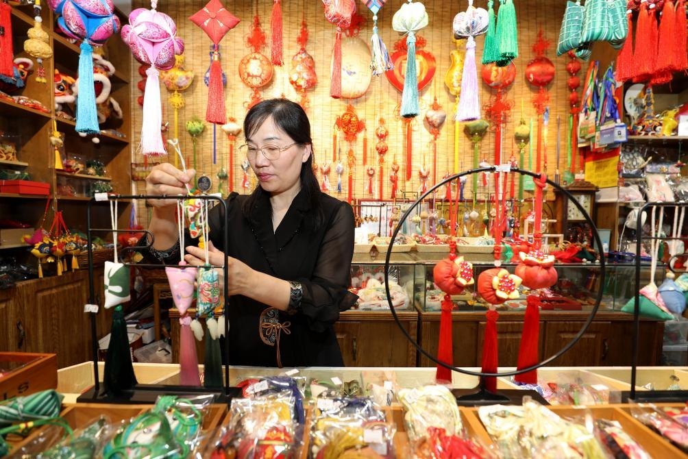 2025年5月25日，安徽省淮北市，非遺香包上貨架。（圖片來源：視覺中國）