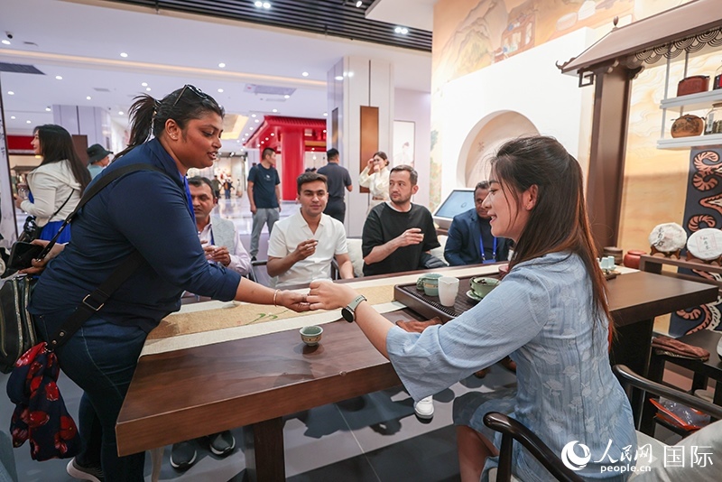 5月25日，外國媒體人在霍爾果斯國際邊境合作中心中國文化館參觀。人民網(wǎng)記者 張武軍攝