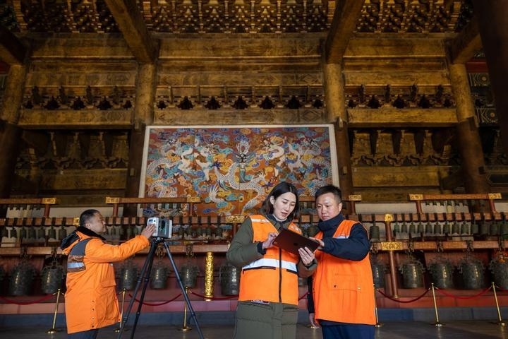 北京市測(cè)繪設(shè)計(jì)研究院團(tuán)隊(duì)在太廟測(cè)繪（2023年2月19日攝）。2020年9月起，北京市測(cè)繪設(shè)計(jì)研究院的技術(shù)團(tuán)隊(duì)開展了北京中軸線遺產(chǎn)點(diǎn)實(shí)地測(cè)繪，從文物保護(hù)、環(huán)境整治、文物騰退等方面為北京中軸線申遺提供空間數(shù)據(jù)底板。