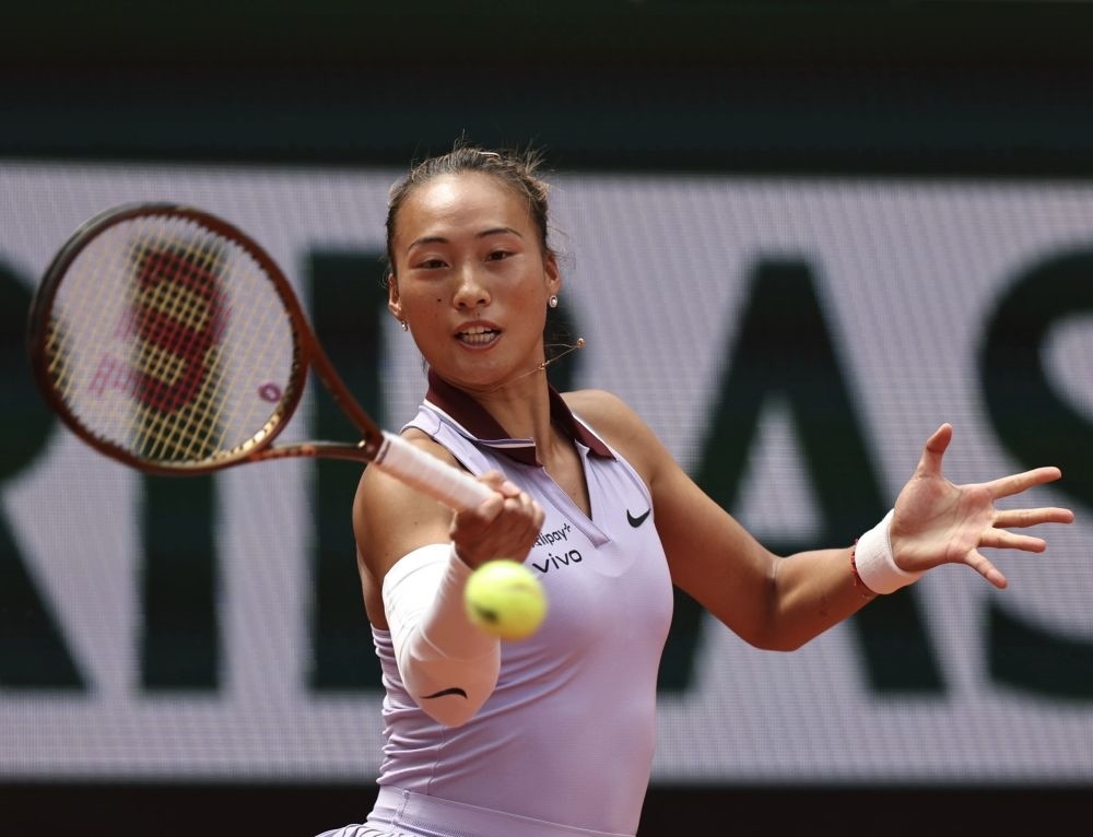 6月1日，鄭欽文在比賽中回球。新華社記者 李京 攝