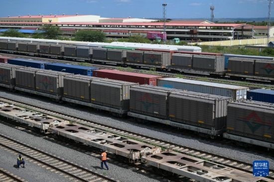 5月31日，在蒙內(nèi)鐵路內(nèi)羅畢站到發(fā)場(chǎng)，鐵路工人在鐵道旁巡檢。新華社記者 楊光 攝