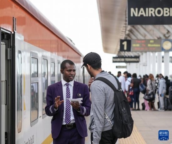 5月31日，在蒙內(nèi)鐵路內(nèi)羅畢站，乘務(wù)員為乘客檢票。新華社記者 李亞輝 攝