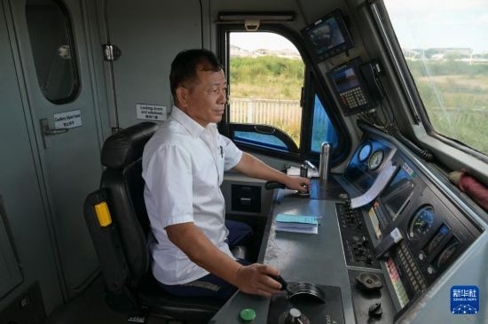 5月31日，在蒙內(nèi)鐵路內(nèi)羅畢站，機(jī)車(chē)駕駛員蔣立平在即將開(kāi)往蒙巴薩的E2次列車(chē)上進(jìn)行準(zhǔn)備工作。新華社記者 楊光 攝