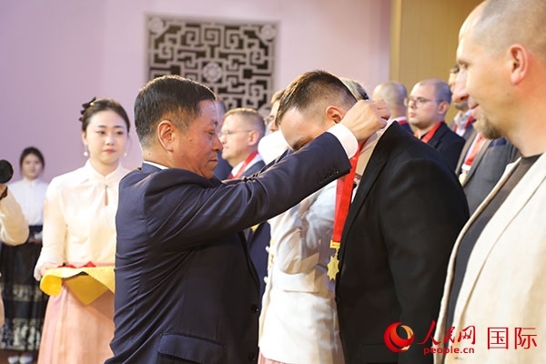 中國(guó)駐俄羅斯大使張漢暉為獲獎(jiǎng)?wù)哳C獎(jiǎng)。人民網(wǎng)記者 肖新新攝