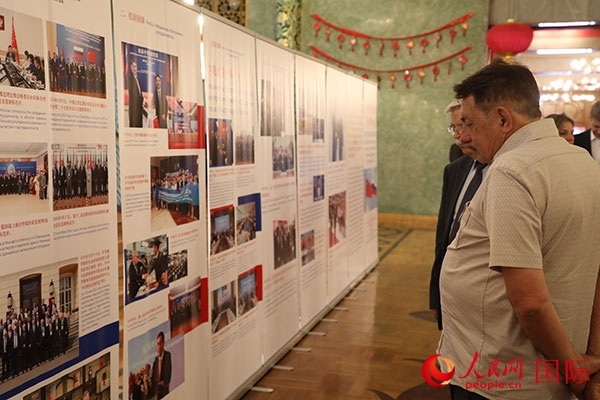 與會(huì)嘉賓參觀中俄科技創(chuàng)新合作圖片展。人民網(wǎng)記者 肖新新攝