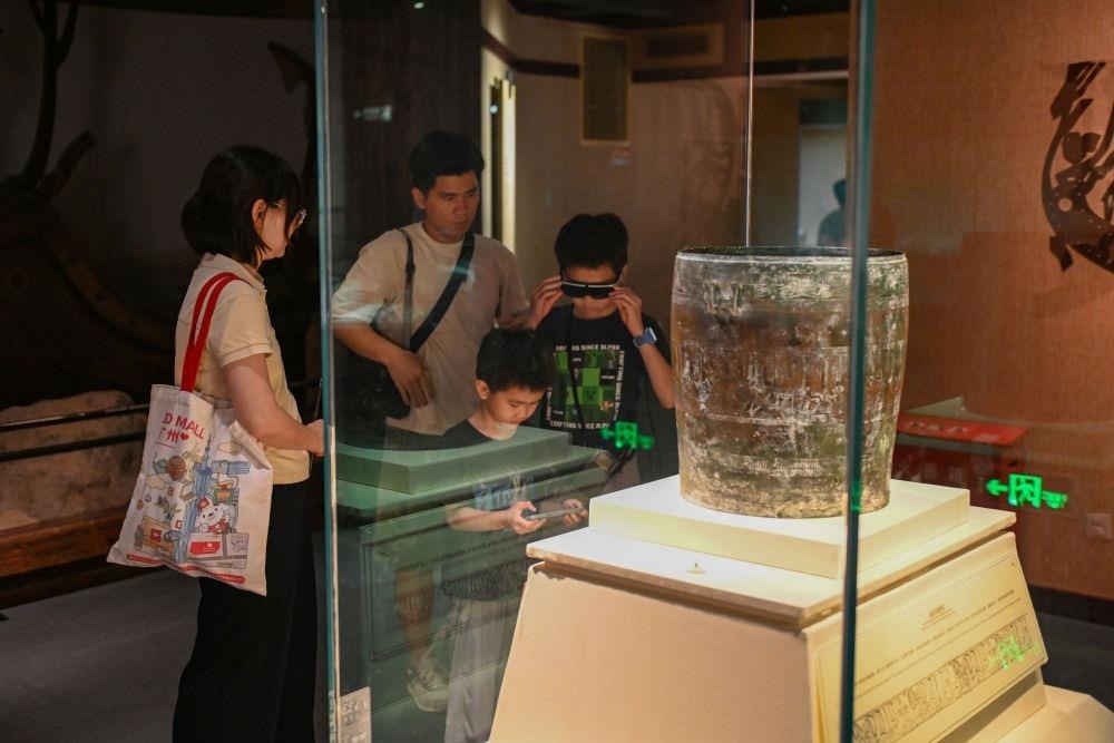 △2025年5月18日，游客在廣東廣州南越王博物院（王墓展區(qū)）體驗AR眼鏡智慧導覽服務。